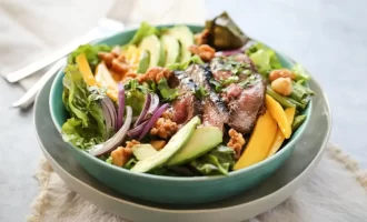 Simplifies this Mango Steak Salad