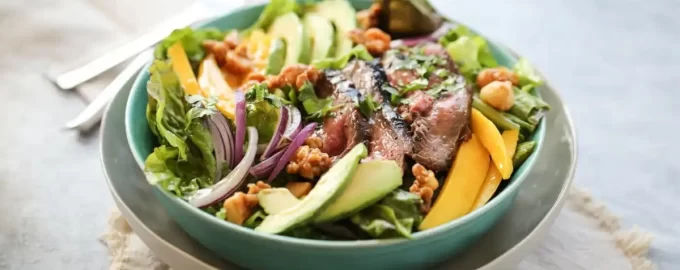 Simplifies this Mango Steak Salad