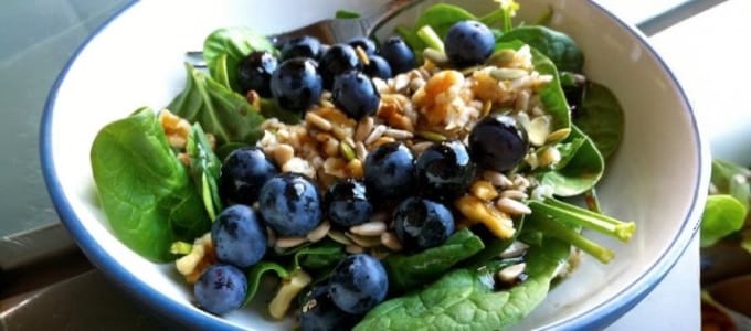 blueberry and arugula salad with lemon dressing