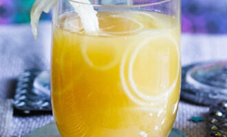Pear and vodka cocktail served with fresh pear slices in a chilled glass